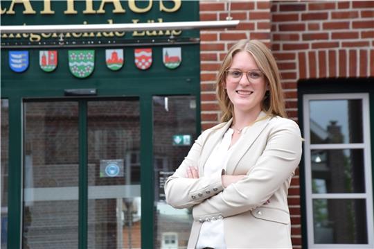Nele Dehmel - Tochter und Nichte der Politiker Dirk und Gerd Dehmel - ist die Neue im Rathaus der Samtgemeinde Lühe. Foto: Battmer
