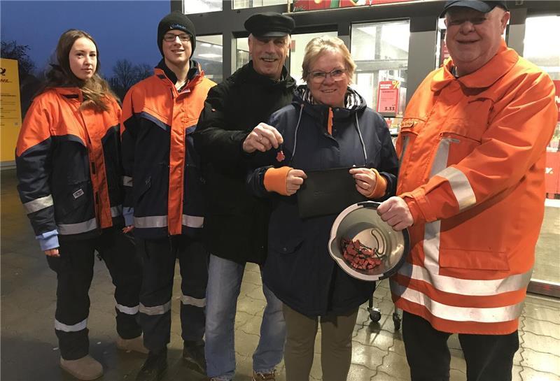 Nele Funck und Tjorven Blanck (links) von der Jugendfeuerwehr und Feuerwehr-Pressesprecher Egon Viehmann (rechts) vor dem Penny in Wischhafen.