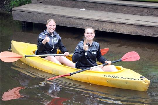 Nele Müller (l.) und Jella Zabel bei der Paddeltour. Foto: Verein/nomo