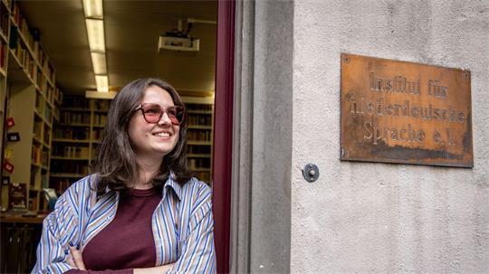 Nele Otten leitet die Bibliothek des Instituts für niederdeutsche Sprache.