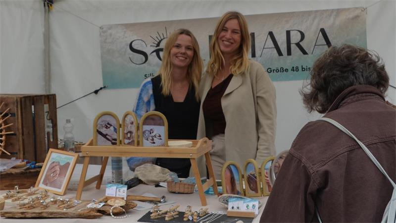 Harsefelder Herbstzauber: Wo Silber, Stände und Stauden locken Nele Tiede und Janice Kämpfer leben im Winterhalbjahr in Mexiko. Silberschmuck bieten sie unter ihrem Label Solemara an.