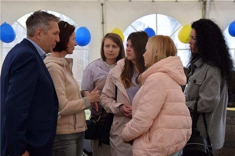 Nelly Holst (Zweite von links) und Samtgemeinde-Bürgermeister Timo Gerke im Gespräch mit Müttern aus der Ukraine. Foto: Battmer