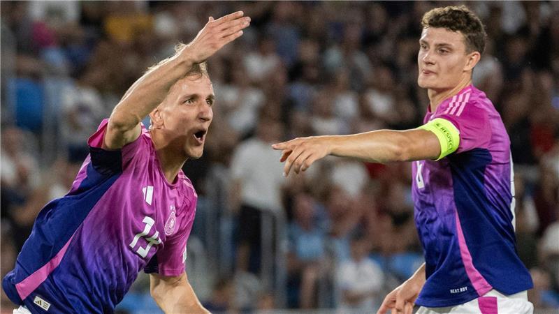 „Fußball-Gott nicht auf unserer Seite“: U21 verpasst Krönung Nelson Weiper (l) macht das Spiel mit dem 1:2 spannend.