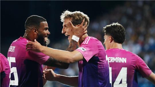 Nelson Weiper (r) jubelt über sein 2:0.