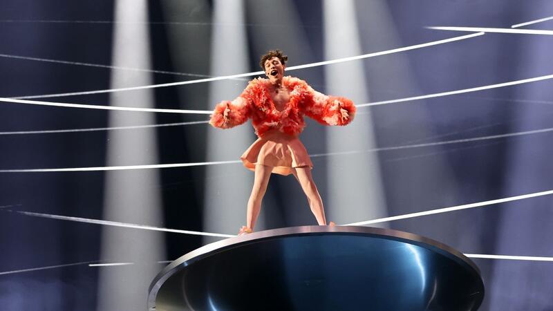 Schweiz gewinnt Chaos-ESC - Deutschland Zwölfter Nemo trat auf einer großen Drehscheibe auf, die vor- und zurückwippte und sich drehte.