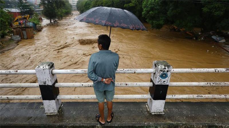 Überschwemmungen in Nepal: Zahl der Toten steigt über 140 Nepal ist wegen seiner Gebirgslage und den großen Flüssen oft Naturkatastrophen ausgesetzt.
