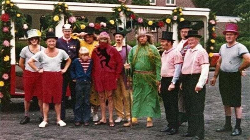 Neptun und Gefolge wurden - mutmaßlich bei einem Schützenfest - per Strandexpress durch die Stadt gefahren.