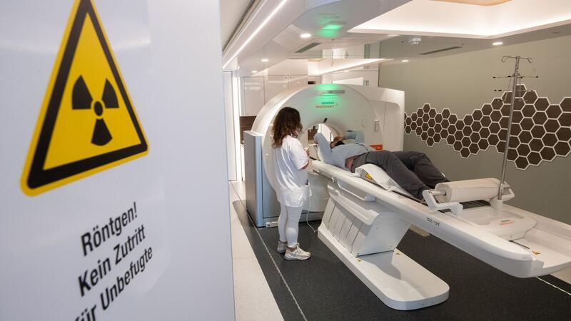 Zahl der Frauen mit Lungenkrebs deutlich gestiegen Neslian Ciftci, medizinisch-technische Radiologieassistentin, spricht mit einem Mann in einem mobilen Computertomographen CT, bevor er sich einem Lungencheck unterzieht. Das Risiko an Lungenkrebs zu sterben, kann bei Rauchern nach Einschätzung von Experten durch eine Früherkennung gesenkt werden.