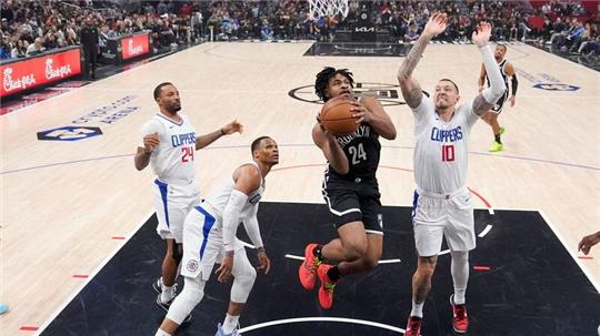 Nets-Guard Cam Thomas (24) zieht an Clippers-Center Daniel Theis (10) vorbei zum Korb.