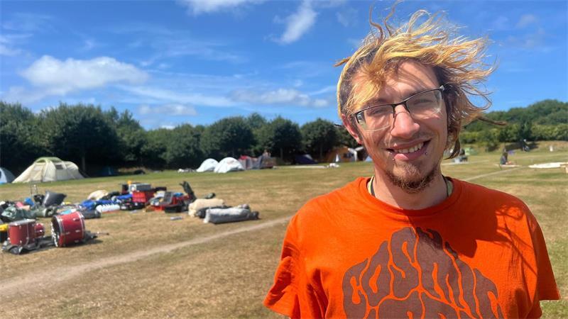 Netto aus der Nähe von Mannheim gehört zum Orga-Team und zeigte sich zufrieden mit dem Protestcamp 2027 auf Sylt. Seinen Nachnamen möchte er der Deutschen Presse-Agentur nicht nennen. 