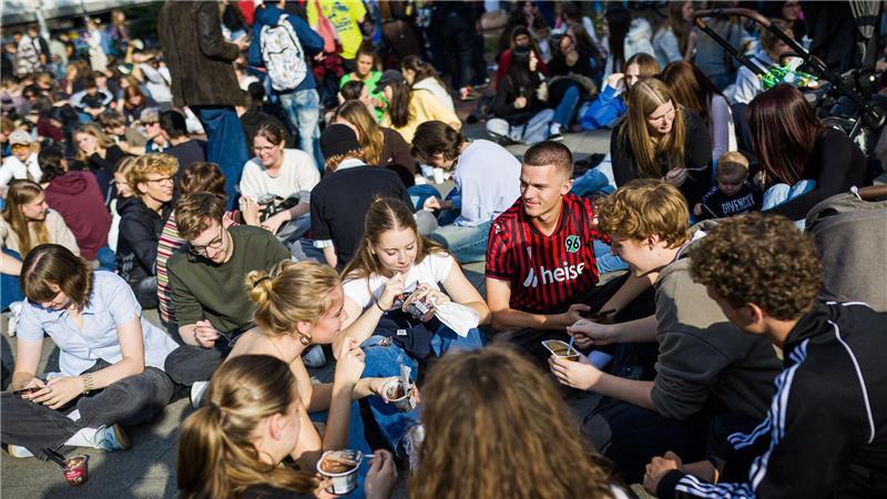 Netz-Trend: Pudding mit der Gabel essen. Das tun in Hannover über 1.000 junge Menschen.