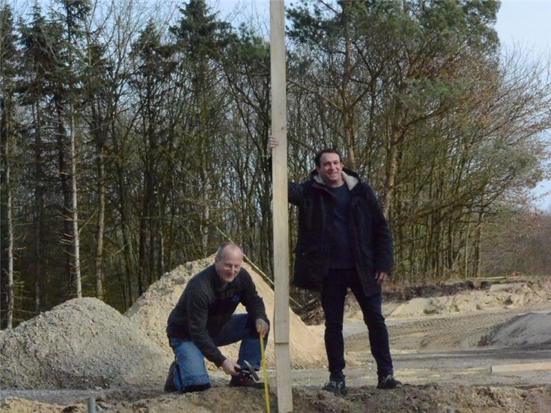Netzmeister Dirk Wibusch (links) und Wassermeister Stephan Missal zeigen, welchen Durchmesser jede der drei Röhren im Wasserspeicher haben wird: 3,50 Meter. Fotos: Fehlbus/dpa/Büro Lührs