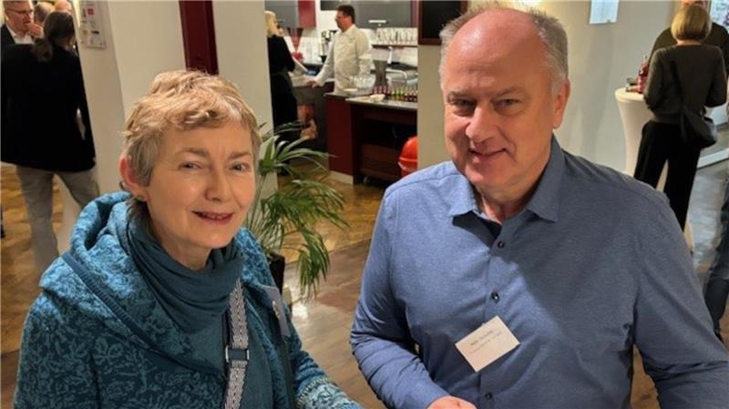 Netzwerken beim 6. Gewerbe-Forum in Buxtehude: Sylvia Tiedemann (Fachgeschäft Lenya natürlich!) mit Hans Schuran (Actemium Miprotek GmbH).