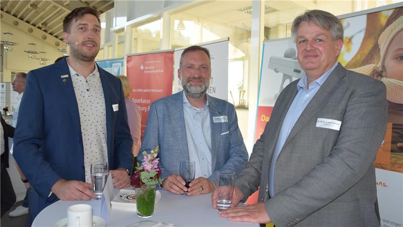 Standort Stade: So pflegt die Stadt ihre Wirtschaft Netzwerken gehört dazu: Dennis Dreier (Obermeister SHK-Innung Kreis Stade, von links), Matthias Bunzel (Wirtschaftsförderer Stadt Stade) und Dr. Roland Hamelmann (Wasserstoffnetzwerk Nordostniedersachsen) im Gespräch.