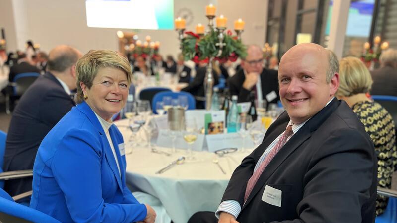 Netzwerken, gut essen und sich informieren: Gastgeber und IHK-Hauptgeschäftsführer Christoph von Speßhardt und Dagmar Froehlich, Chefin der Agentur für Arbeit in Stade, bei der Hanseatischen Tafel.