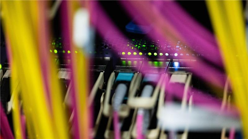 Trotz Vertrag: Unternehmen knipst Deinster Anwohner das Internet ab Netzwerkkabel in einem Rechenzentrum (Symbolbild): Bei Ulrich F. kommen keine Daten mehr an.