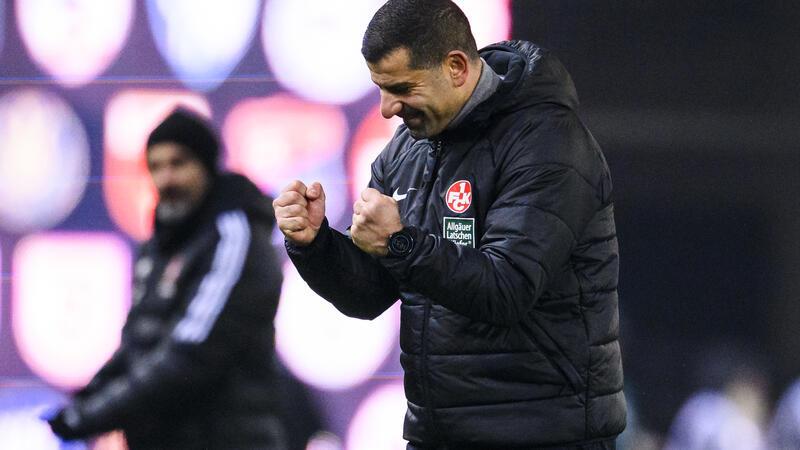 Pokal-Erfolg: St. Pauli ist dem HSV einen Schritt voraus Neu-Lautern-Trainer Dimitrios Grammozis jubelt nach dem Schlusspfiff.