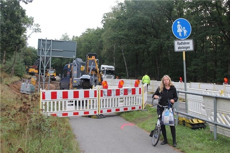 Neu Wulmstorfs ADFC-Sprecherin Elisabeth Steinfeld ärgert sich über das Schild an der B-73-Baustelle: Radler sollen hier absteigen. Fotos: Michaelis