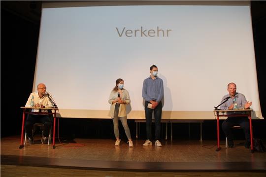 Neu Wulmstorfs Bürgermeisterkandidaten Tobias Handtke (rechts) und Thomas Wilde auf der Bühne des Gymnasiums.