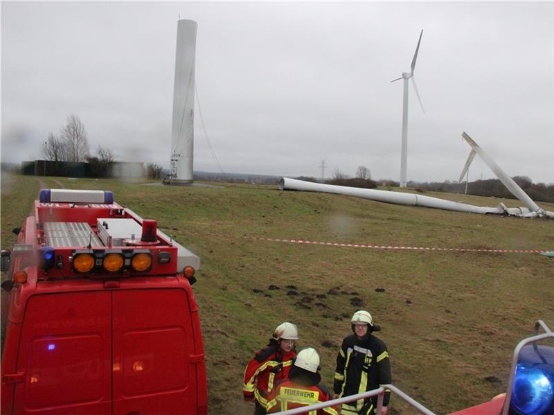 Neu Wulmstorfs Feuerwehr sichert die umgestürzte Windkraftanlage ab.