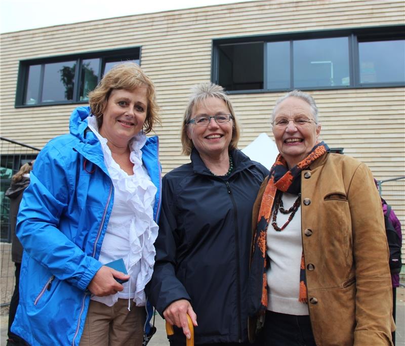 Neu Wulmstorfs gerade eröffnetes Familienzentrum sehen sie als wichtige Errungenschaft am Ende eines langen Weges: Katharina Gajewski freut sich bei der Einweihung der neuen Begegnungsstätte mit Frauenrechts- Aktivistin Hannelore Buls und S