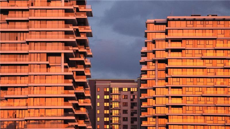 Neu errichtete Gebäude, die Teil des Belgrade Waterfront-Projekts sind, sind bei Sonnenuntergang in Belgrad zu sehen.