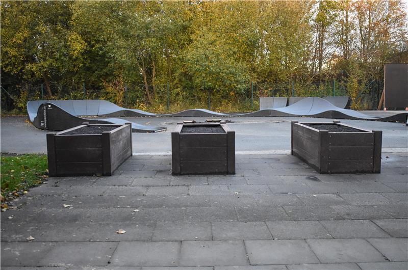 Alles für die Jugend: Das bietet das Speedy in Horneburg jetzt Drei Hochbeete, dahinter ein Pump-Track für Skateboarder.