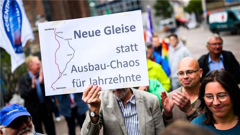 Mit Olaf Lies im ICE nach Berlin Neubau oder Ausbau? Seit Jahrzehnten wird über die Zukunft der Strecke Hamburg-Hannover gestritten. (Archivbild)
