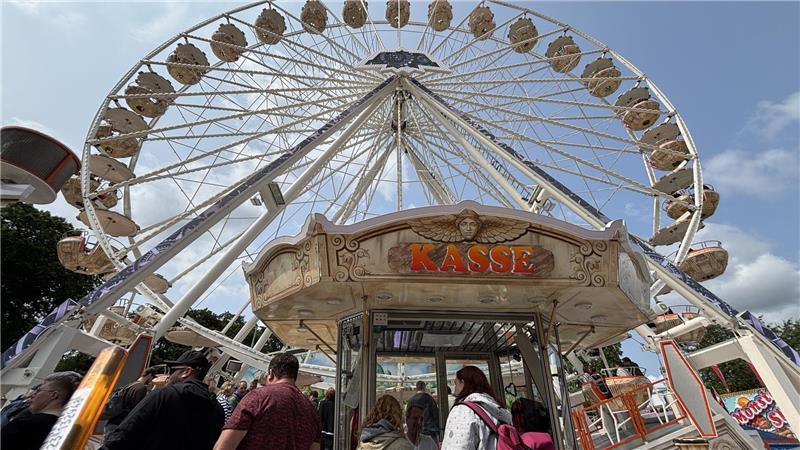 Neue Aussicht im „Star of Berlin“: Vom Neukloster Pfingstmarkt konnte Sebstian Lorenz mit seinem Riesenrad dieses Mal gleich weiter zum Buxtehuder Altstadtfest reisen.