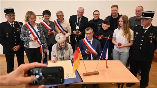 Neue Charta: Im Obstbauzentrum Esteburg erneuern die Kommunen der Presqu‘ile de Brotonne und die Gemeinde Jork ihre 1986 besiegelte Freundschaft.