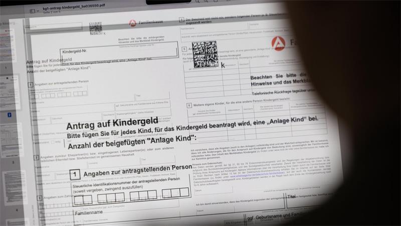 Neue Eltern sollen sich künftig mehr auf ihr Baby statt auf Papierkram konzentrieren können. (Symbolbild)
