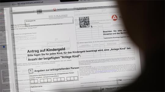 Neue Eltern sollen sich künftig mehr auf ihr Baby statt auf Papierkram konzentrieren können. (Symbolbild)