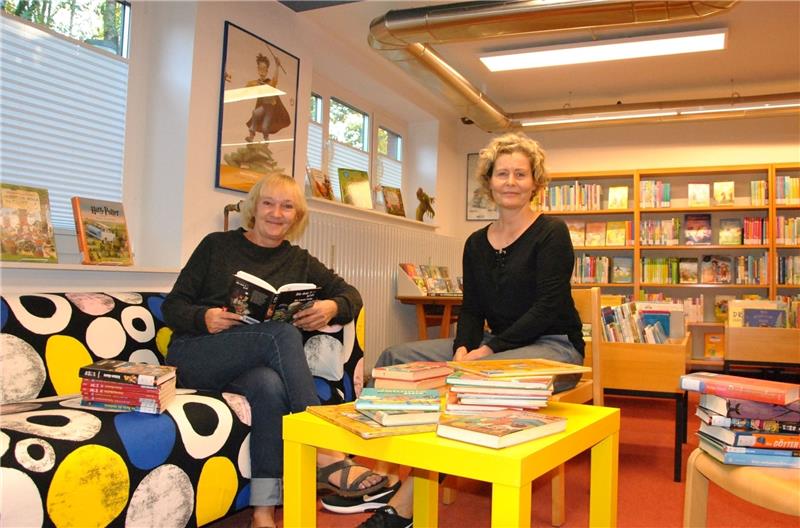 Neue Fenster und neues Sofa: Annette Kokott und Silke Joneleit in der Bücherei in der Dollerner Grundschule nach der Sanierung. Foto: Lohmann