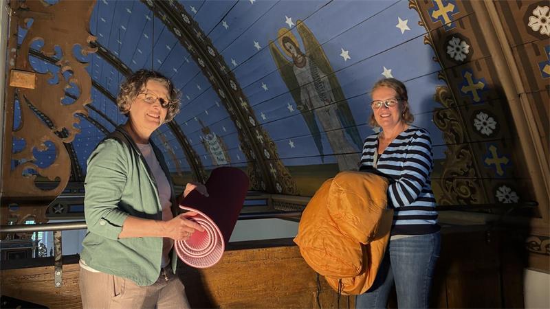 Pastorin Agnethe Krarup verlässt Estebrügge – Wechsel innerhalb des Landkreises Neue Formate: Pastorin Agnethe Krarup und Tanja Lühe werben für die Aktion „Übernachten unter dem Sternenhimmel in der St.-Martini-Kirche“ in Estebrügge (von links).