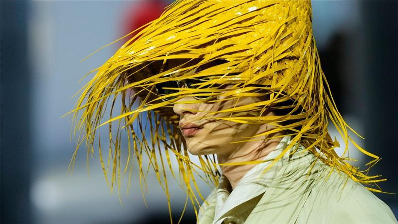 Bilder des Tages Neue Herrenmode: Ein Model trägt bei einer Modenschau in Mailand eine Kreation aus der Frühjahrs-Sommer-Kollektion 2026 von Prada.