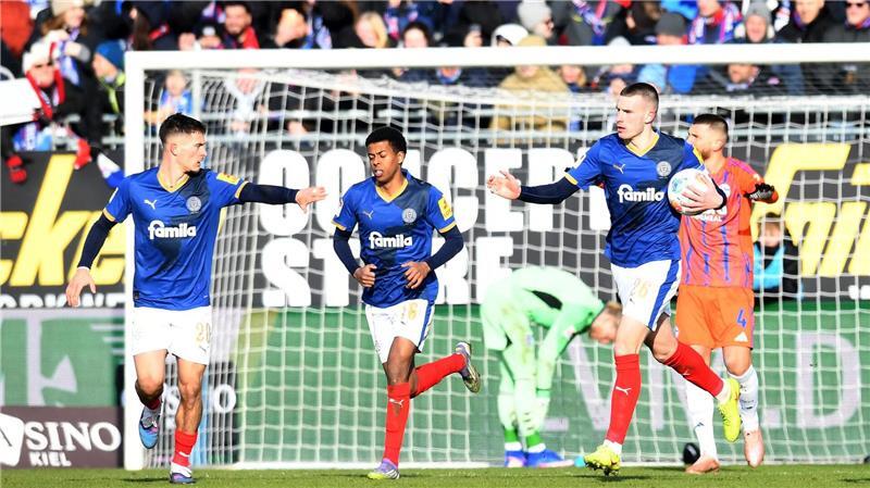 Neue Hoffnung: Kiels David Zec (r) trifft per Elfmeter zum 1:2.