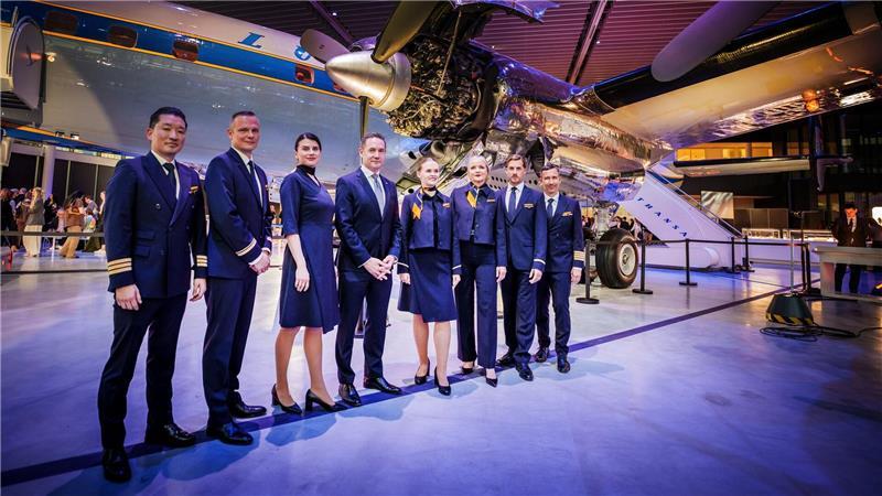 Neue Kleidung für 33.000 uniformtragende Lufthanseatinnen und Lufthanseaten. 