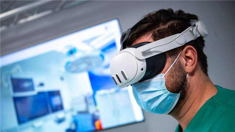 Neue Kollegen können mit der Brille virtuell das Krankenhaus erkunden.