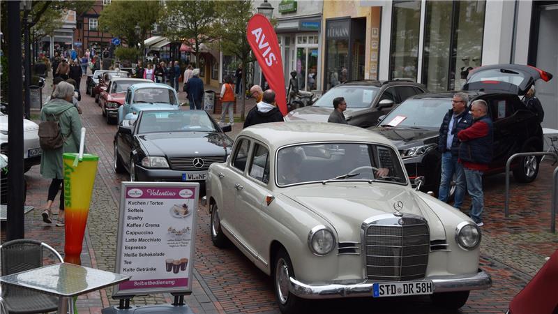 Altstadtverein bringt Buxtehuder Innenstadt zum Brummen Neue Modelle und historische Schmuckstücke: Bei der Autoschau „Buxtehude brummt“ ist die Fußgängerzone ausnahmsweise voller Autos.
