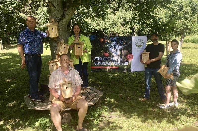 40 Nistkästen für die Streuobstwiesen in Horneburg Neue Nisthilfen für Vögel : Herbert Jungclaus, Peter Schleßelmann, Sabine Washof, Jens und Christiane Friedrichs (von links).
