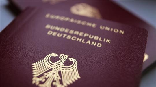 Neue Reisepässe und Personalausweise können sich die Bürger gegen Gebühr demnächst nach Hause schicken lassen. (Symbolbild)