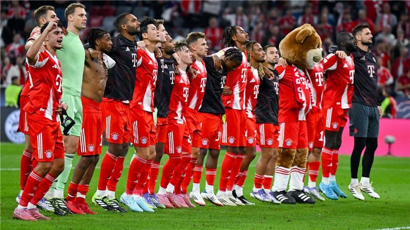Die Bayern rollen los und feiern mit einem Bosse-Handschlag Neue Saison, gewohntes Bild: Die Bayern-Profis feiern vor ihrer Fankurve.