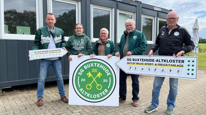 Zweitgrößter Buxtehuder Sportverein feiert neue Containeranlage und Sommerfest Neue Schilder für den Sportplatz der SG gibt es auch. Gerätereferent Christian Plötzky, Jugendreferentin Daniela Zirzow, Präsidentin Susanne von Arciszewski, Schatzmeister Hans-Günter Hermann und Sportreferent Horst Richters zeigen sie.
