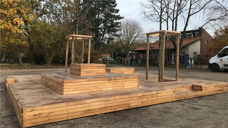 Neue Sitzgelegenheiten auf der Fläche zwischen Dorfgemeinschaftshaus und Grundschule.