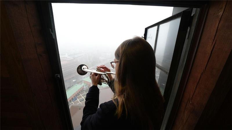 Neue Töne über Hamburg: Neele Fokken, neue Türmerin am Hamburger Michel, spielt den Türmer-Choral auf dem Türmerboden der Hauptkirche St. Michaelis. Fokken wird sich als erste Frau die Position mit dem langjährigen Hamburger Türmer Josef Thöne teilen.
