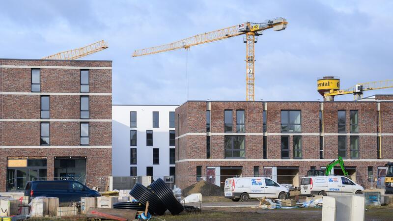 Neue Wohnungen werden vielerorts benötigt, doch der Neubau in Niedersachsen stockt. (Archivbild)