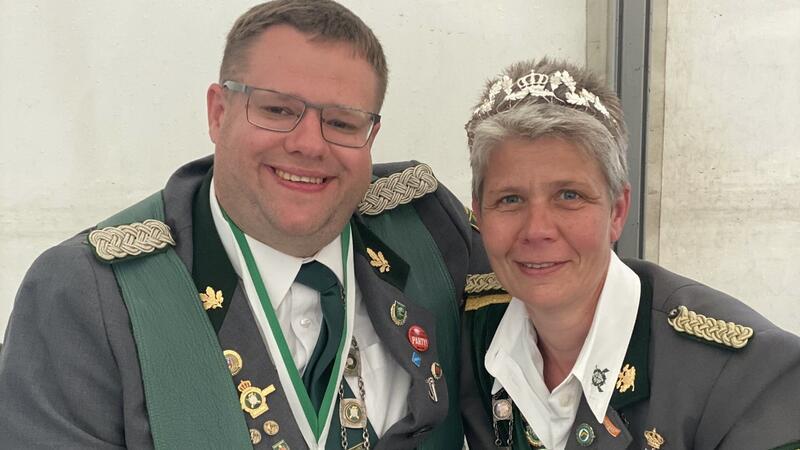 Neue Würdenträger in Hamelwördenermoor: Schützenkönig Mario Behrmann und Schützenkönigin Nicole Schröder.