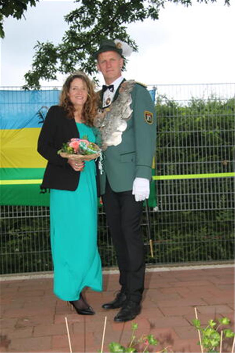 Neuenfeldes Schützenkönig Michael Quast mit seiner Freundin Simone.
