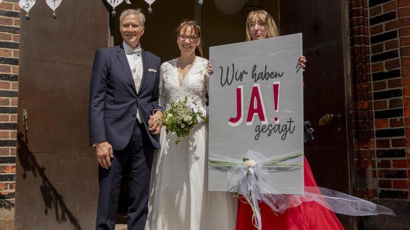 „Hochzeit to go“: Wenn sich Paare spontan trauen lassen Das Brautpaar Angelika und Fred Burba stehen vor der Kirche.