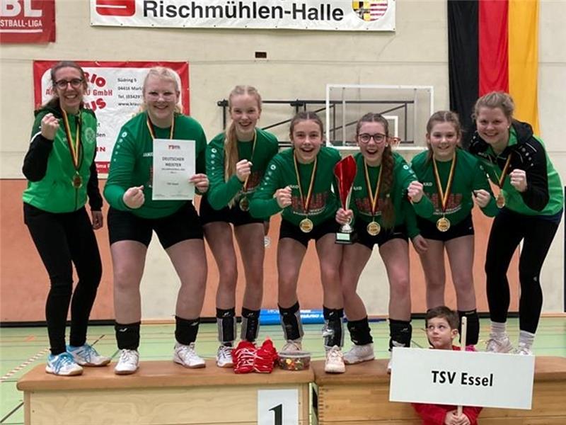 Neuer Deutscher Meister ist der TSV Essel. Hier jubeln Trainerin Kathrin Bartsch, Sarah Bardenhagen, Lina Schomaker, Valea Meyn, Mara-Sophie Bartsch, Leni Sondern sowie Betreuerin Seike Dieckmann (von links). Foto: Verein